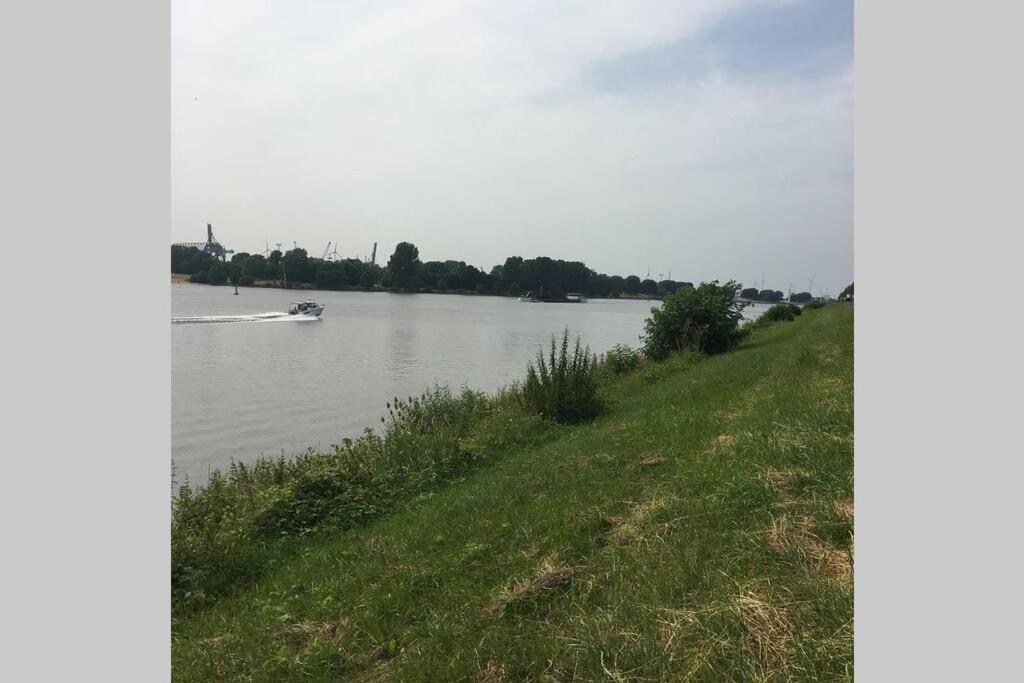 Neubau, Blick auf die Weser moderne Einrichtung. Apartment